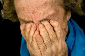 O bătrână de 82 de ani, prinsă la furat într-un supermarket. „Nu sunaţi la poliţie, nu vreau să afle nepoții mei”